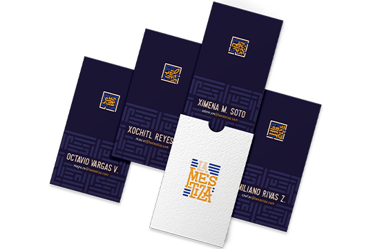 Papelería Corporativa Premium: Diseño de tarjetas de presentación para los socios de La Mestiza en azul marino con detalles en foil dorado y textura de papel de alta gama.