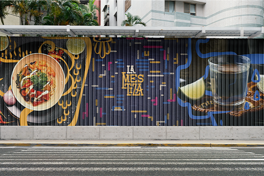 Publicidad Exterior de Alto Impacto: Valla publicitaria urbana que utiliza la composición visual de La Mestiza para generar reconocimiento de marca en la vía pública.