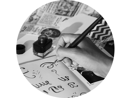 Proceso de creación de marca artesanal: Fotografía en blanco y negro del diseño manual de caligrafía y grafismos para la definición del sistema visual e identidad verbal de alto impacto.