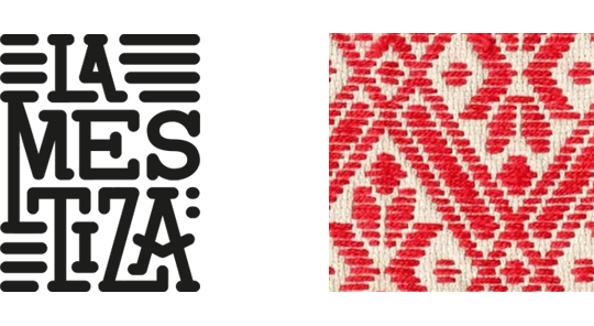 Validación técnica de marca La Mestiza: El logotipo caligráfico diseñado especialmente para el proyecto superpuesto sobre un patrón textil tradicional de telar de cintura en rojo y blanco.