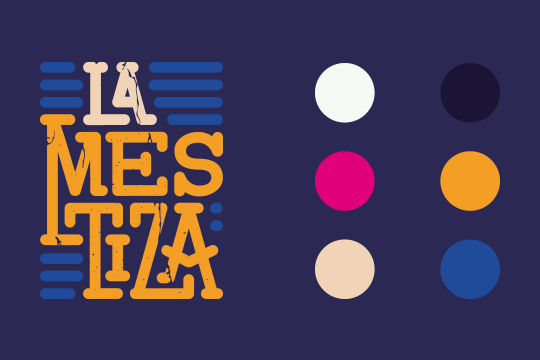 Sistema Visual La Mestiza: Aplicación del logotipo caligráfico en color mostaza sobre fondo azul marino, acompañado de la paleta de soporte (blanco, morado, rosa, naranja y azul rey).