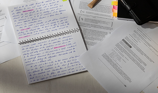 Documentación técnica de auditoría: Cuaderno con anotaciones manuscritas de flujos narrativos y diagramas de arquitectura de información sobre papel.